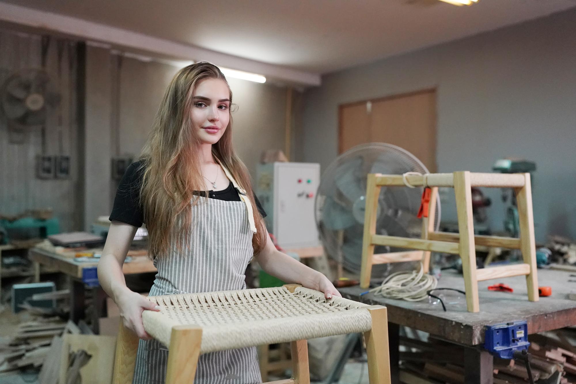 wnętrze pracowni z hafciarką przy maszynie